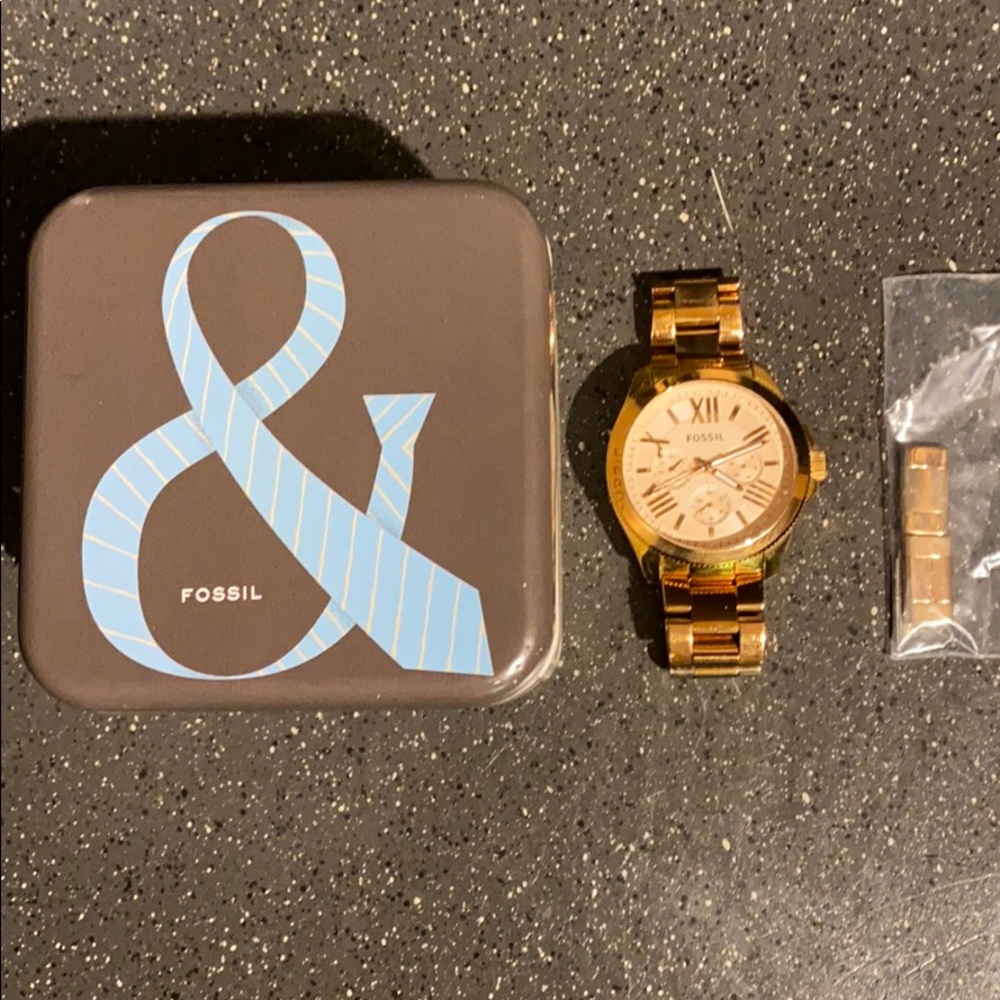 Women’s rose gold fossil watch